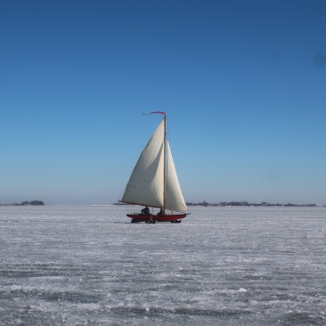 Ein Eisschiff auf der Gouwzee.